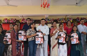 एजुकेशन किट वितरण- उद्योग मंत्री लखन लाल देवांगन ने 1500 छात्राओं को दी सौगात, कॉलेजों में विशाल डोम निर्माण की घोषणा