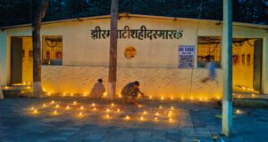 बस्तर सेवा संकल्प अभियान’ के तहत शहीदों की याद में 1986 स्थानों पर जलाए गए दीये