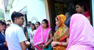 बाढ़ की मुश्किल घड़ी में अपनों के बीच पहुंचे वित्त मंत्री ओ.पी. चौधरी