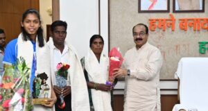 संजू की स्वर्णिम जीत पर उप मुख्यमंत्री अरुण साव ने थपथपाई पीठ, कहा छत्तीसगढ़ के खिलाड़ियों को मिलेगा उनके अनुभव का लाभ