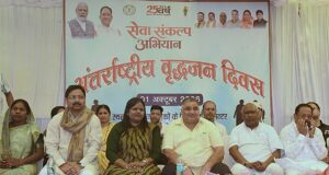 अंतर्राष्ट्रीय वृद्धजन दिवस पर सियानगुड़ी में बुजुर्गों का सम्मान, राजेश अग्रवाल ने शॉल-श्रीफल भेंट कर लिया आशीर्वाद