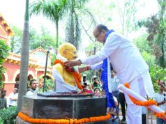 राज्यपाल रमेन डेका ने महात्मा गांधी एवं लाल बहादुर शास्त्री को श्रद्धा सुमन अर्पित किए