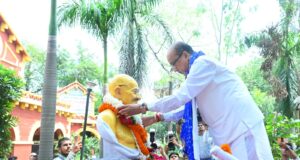 राज्यपाल रमेन डेका ने महात्मा गांधी एवं लाल बहादुर शास्त्री को श्रद्धा सुमन अर्पित किए