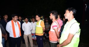 कवर्धा-बेमेतरा मार्ग पर पशुओं को देख उप मुख्यमंत्री विजय शर्मा ने अधिकारियों को लगाई फटकार