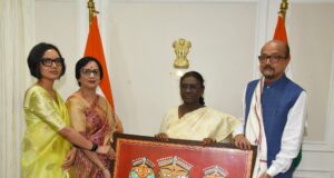 राष्ट्रपति श्रीमती द्रौपदी मुर्मु को राज्यपाल रमेन डेका ने भेंट की पहाड़ी मैना की प्रतिकृति