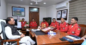 मुख्यमंत्री विष्णु देव साय से भारतीय वायु सेना की सारंग हेलीकॉप्टर डिस्प्ले टीम ने की सौजन्य मुलाकात