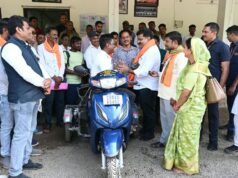 उप मुख्यमंत्री विजय शर्मा ने दिव्यांग धनीराम यादव को प्रदान की स्कूटी, आवागमन होगा आसान
